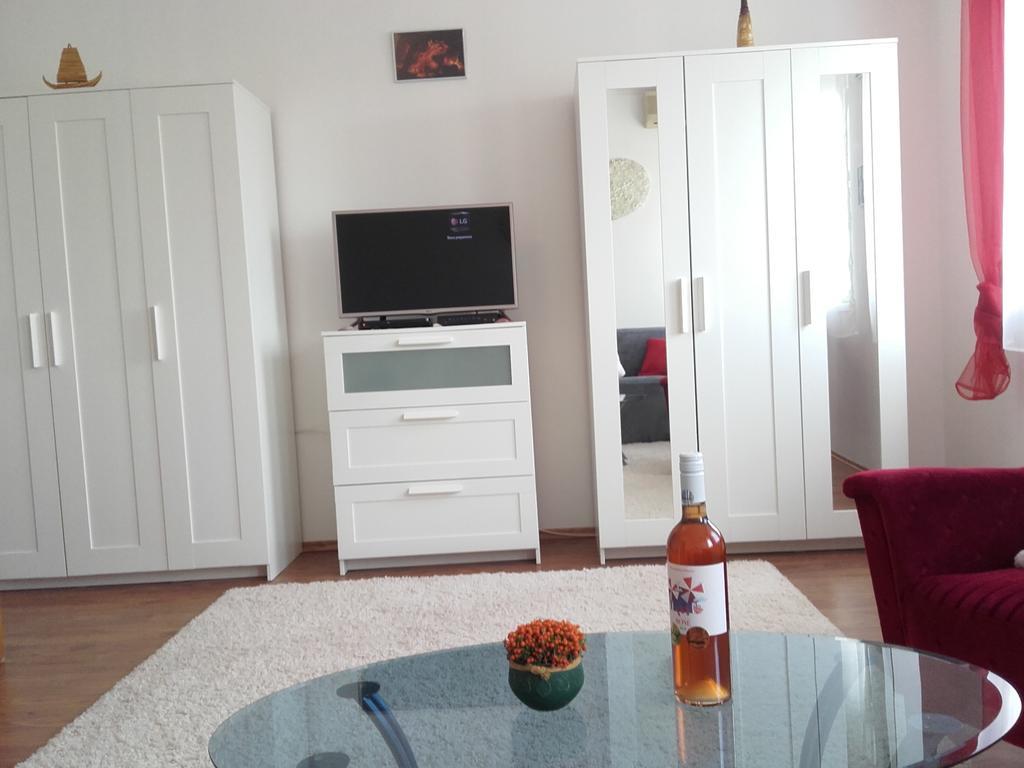 Éger Apartman Esterno foto